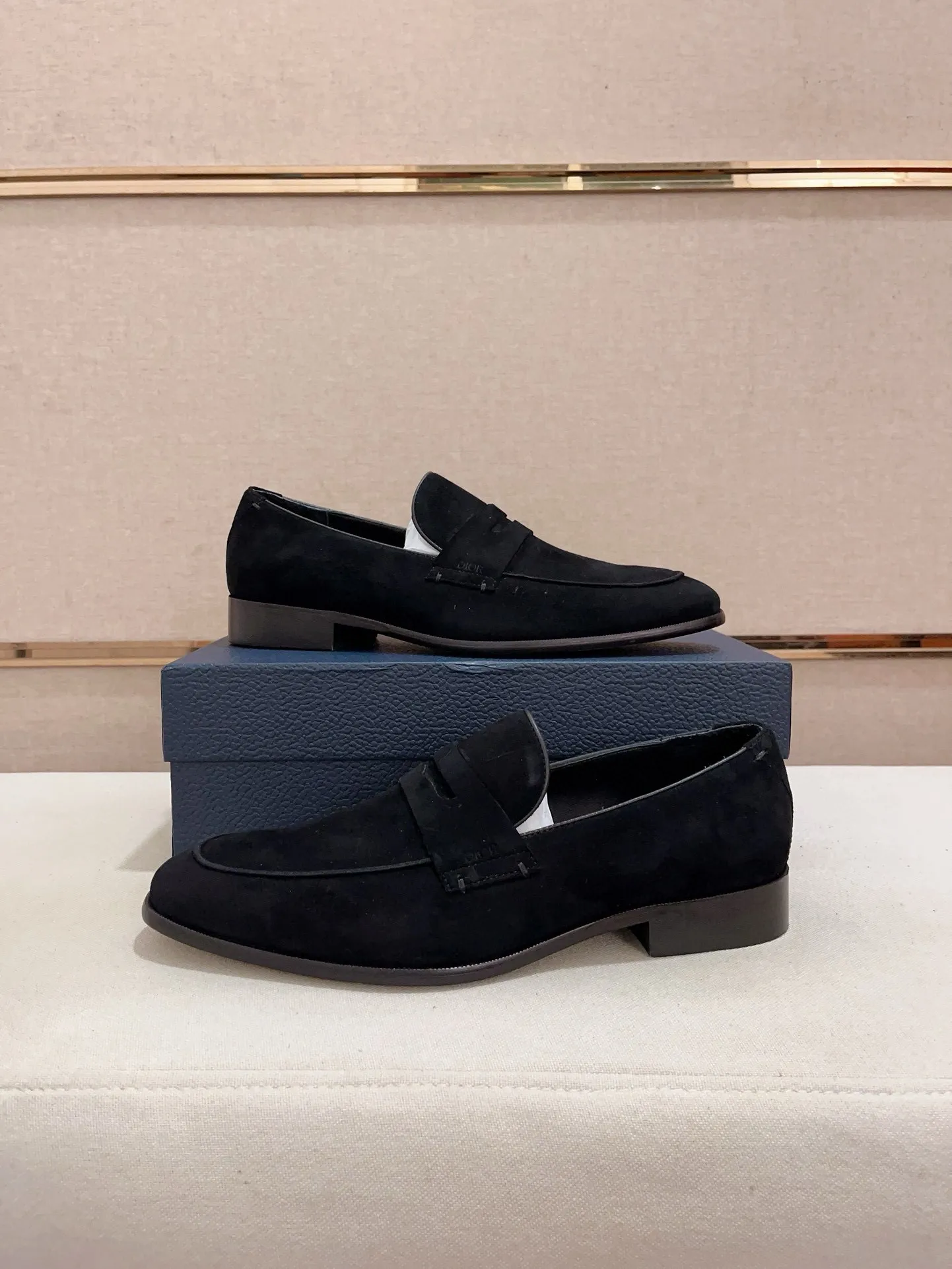Men's shoes 💰: 540💰 High-end version of Dior Dior's new series. Famous actors and Internet celebrities wear super popular designs. The sculptures of French artist Niki de Saint Phalle are designed as rings. Material: Fabric: Imported original material. Foot: cowhide. Outsole: Rubber outsole. Men's shoe size: 38~44. Can be customized to size 45.
